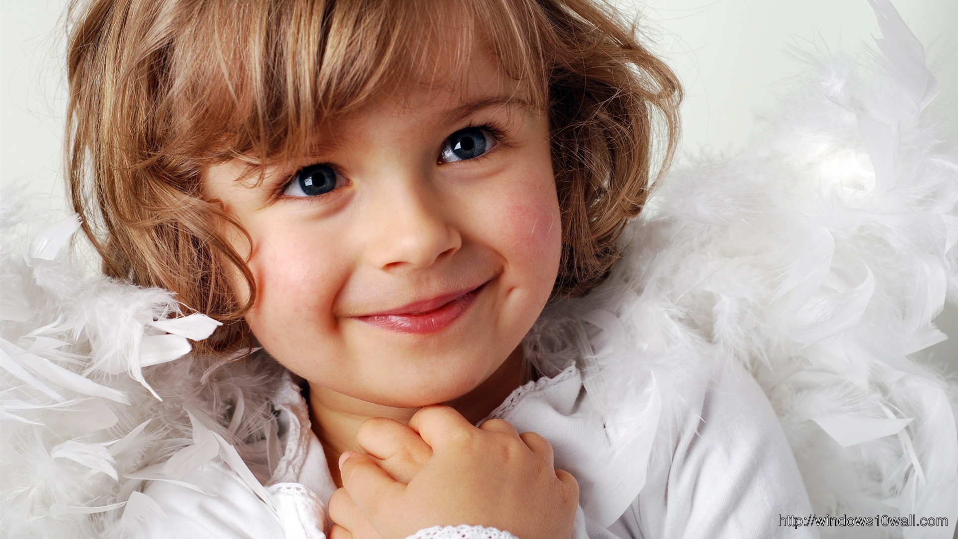 Cute little girl sweet smile Wallpapers