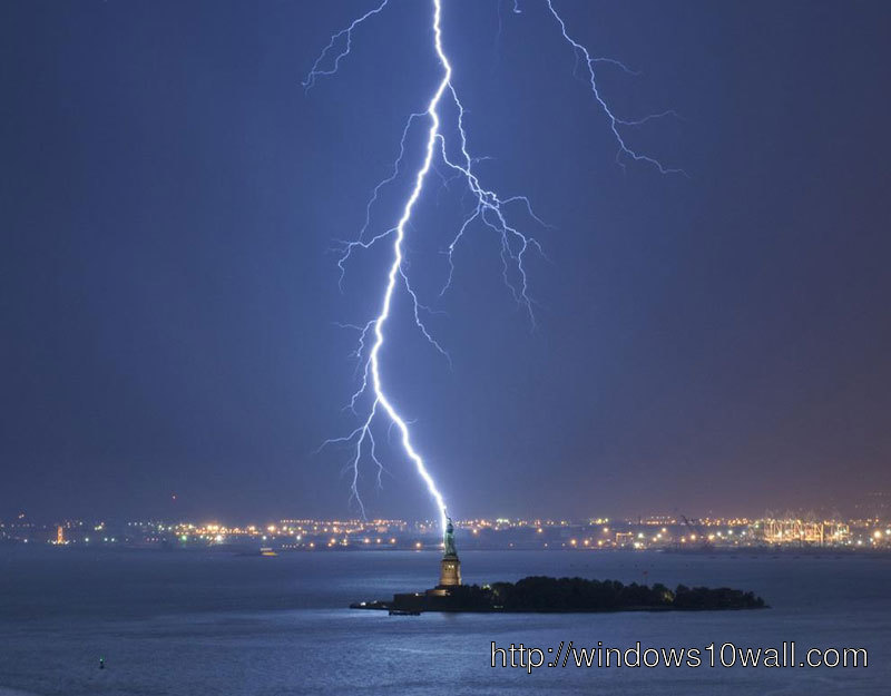lightning-strikes-statue-of-liberty