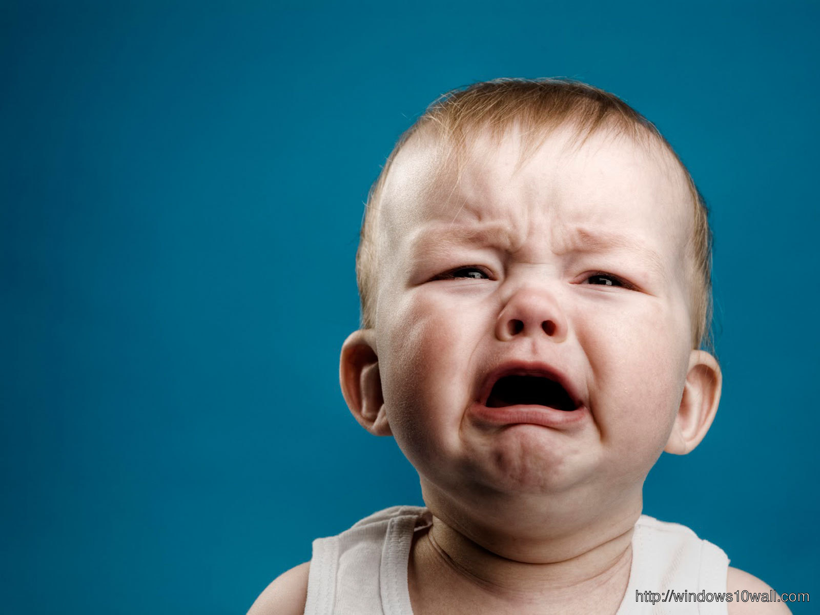 New Funny Baby Crying Background Wallpaper