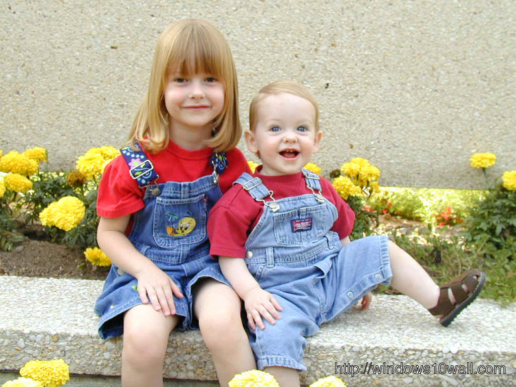 Little Baby n Sister Cool Background Wallpaper