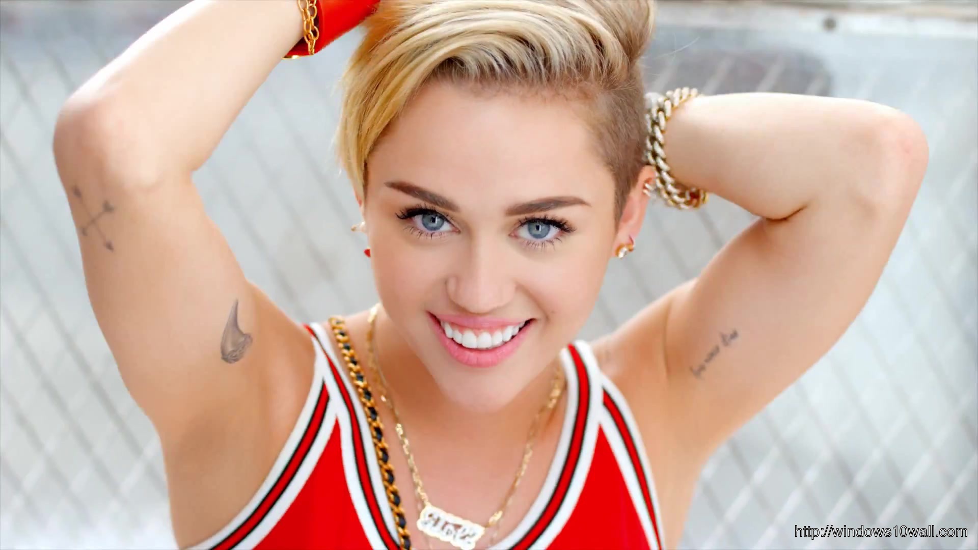 Miley Cyrus In Red Wallpaper