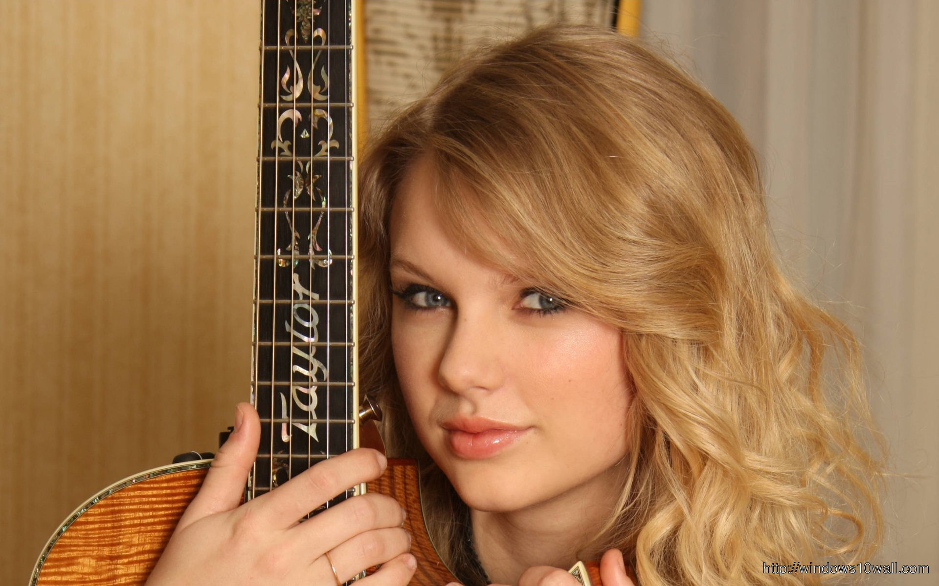 Taylor Swift Sexy With Guitar Wallpaper