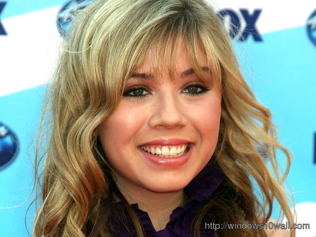 Jennette McCurdy Smiling Background Wallpaper