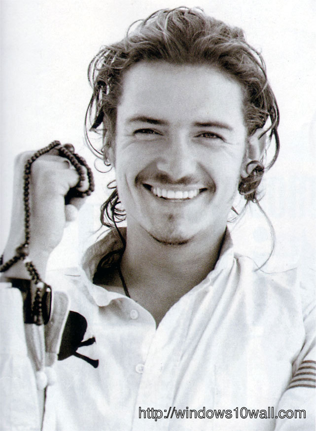 orlando bloom laughing out loud mobile pic