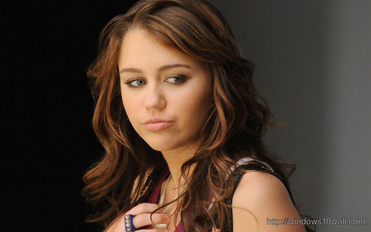 Singer Miley Cyrus Wallpaper free download