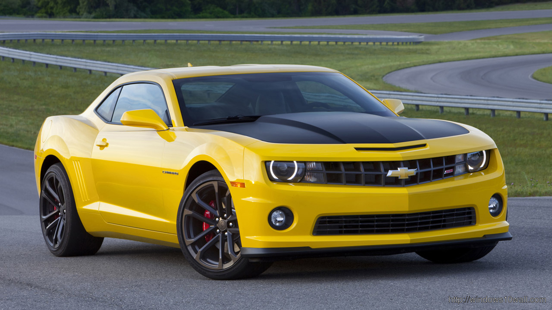 Yellow Chevrolet Camaro SS 1LE Background Wallpaper